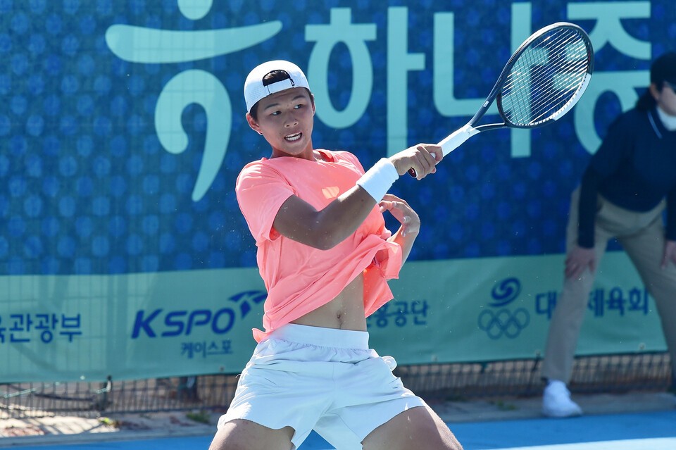 김동재, 끈질기게 잘 버텼다…일본 강호 와타나베 칸타 꺾고 결승행 [2026 ITF 하나증권 완주 국제주니어테니스투어대회(J300)]
